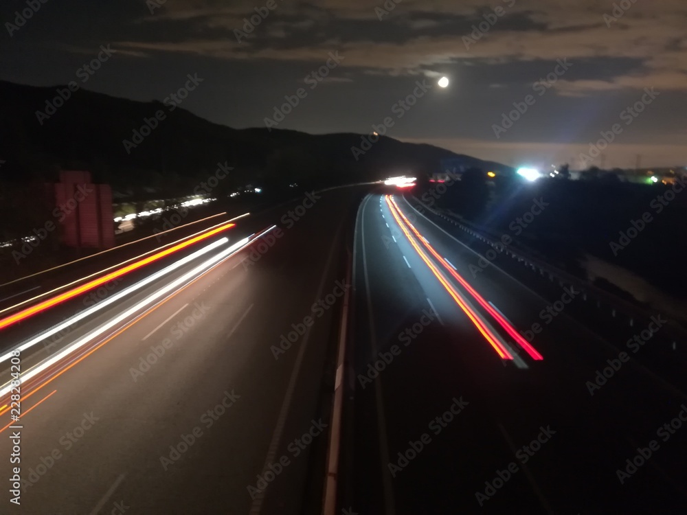 Obraz premium larga exposicion en autopista ap7