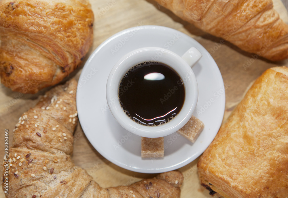café noir sucré et viennoiseries café noir sucré et viennoiseries