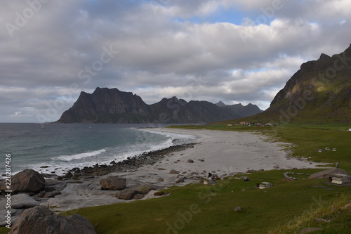 Norwegen, Lofoten, Leknes, Uttakleiv, Küste, Felsküste, Brandung, Fontäne, Gischt, Abend, Dämmerung, Nacht, Abenddämmerung, Weg, Strand, Sandstrand, Insel photo