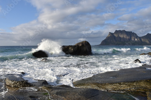 Norwegen, Lofoten, Leknes, Uttakleiv, Küste, Felsküste, Brandung, Fontäne, Gischt, Abend, Dämmerung, Nacht, Abenddämmerung, Weg, Strand, Sandstrand, Insel photo