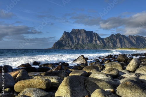 Norwegen, Lofoten, Leknes, Uttakleiv, Küste, Felsküste, Brandung, Fontäne, Gischt, Abend, Dämmerung, Nacht, Abenddämmerung, Weg, Strand, Sandstrand, Insel photo