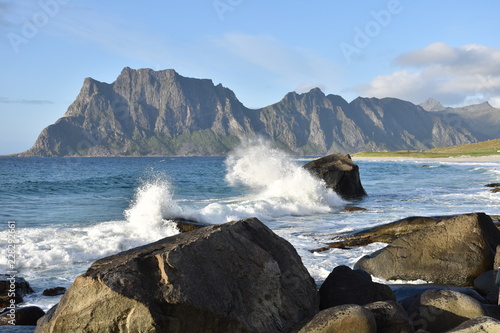 Norwegen, Lofoten, Leknes, Uttakleiv, Küste, Felsküste, Brandung, Fontäne, Gischt, Abend, Dämmerung, Nacht, Abenddämmerung, Weg, Strand, Sandstrand, Insel, photo