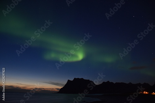 Norwegen, Lofoten, Uttakleiv, Leknes, Nordlicht, Polarlicht, Aurora, Aurora Borealis, Sonnenuntergang, Nacht, Steinsfjorden, Norwegisches Meer, Stern, Sterne photo