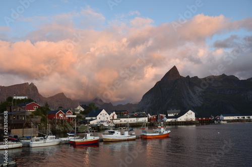 Norwegen, Lofoten, Hamnøy, Hamnöy, Morgendämmerung, Sonnenaufgang, Sommer, Herbst, Morgenrot, Hafen, Dorf, Moskenes, Reine, Nordland, Fischerdorf, malerisch photo