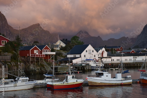 Norwegen, Lofoten, Hamnøy, Hamnöy, Morgendämmerung, Sonnenaufgang, Sommer, Herbst, Morgenrot, Hafen, Dorf, Moskenes, Reine, Nordland, Fischerdorf, malerisch photo