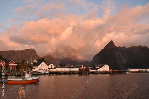 Norwegen, Lofoten, Hamnøy, Hamnöy, Morgendämmerung, Sonnenaufgang, Sommer, Herbst, Morgenrot, Hafen, Dorf, Moskenes, Reine, Nordland, Fischerdorf, malerisch photo