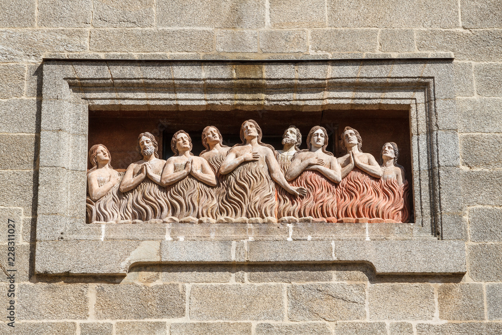 Relieve de las ánimas del purgatorio. Fachada de la Capilla de Las Ánimas.  Santiago de Compostela, Galicia. foto de Stock | Adobe Stock