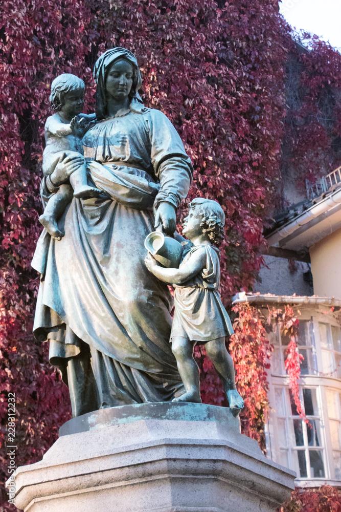 Fototapeta premium weimar fountain statue in autumn