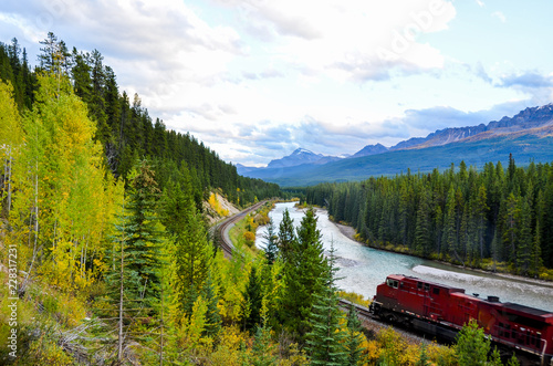秋のカナディアンロッキー　ボウ川と貨物列車（バンフ国立公園　カナダ・アルバータ州）