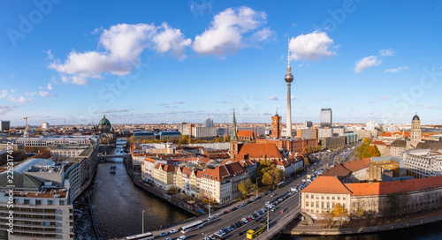 Berlin City Skyline Panorama am Tag mit Fernsehturm
