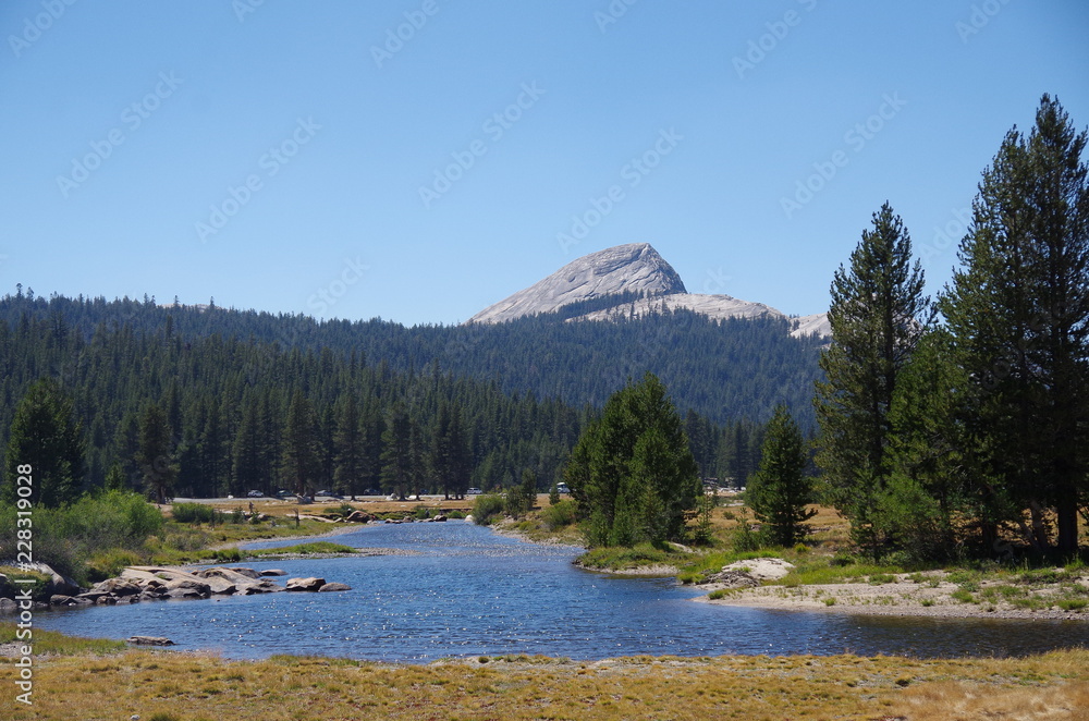Yosemite lake and mountain
