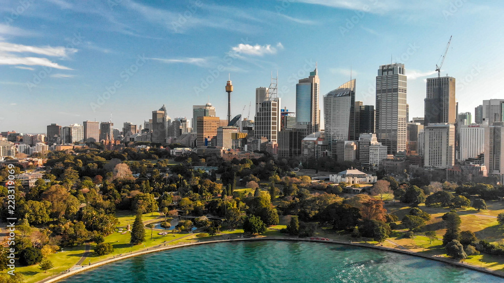 Naklejka premium Sydney w Australii. Widok z lotu ptaka na port miejski z budynkami i zatoką