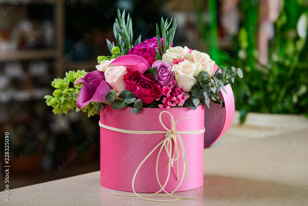 Naklejka premium Różowe pudełko z bukietem kwiatów
