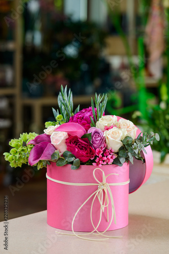 Fototapeta Naklejka Na Ścianę i Meble -  Flower bouquet in round box