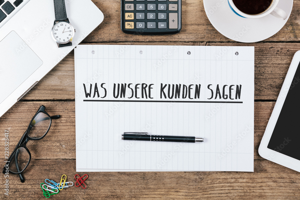 Kunden Referenz Botschaft geschrieben in Heft auf Büro Flat Lay Schreibtisch
