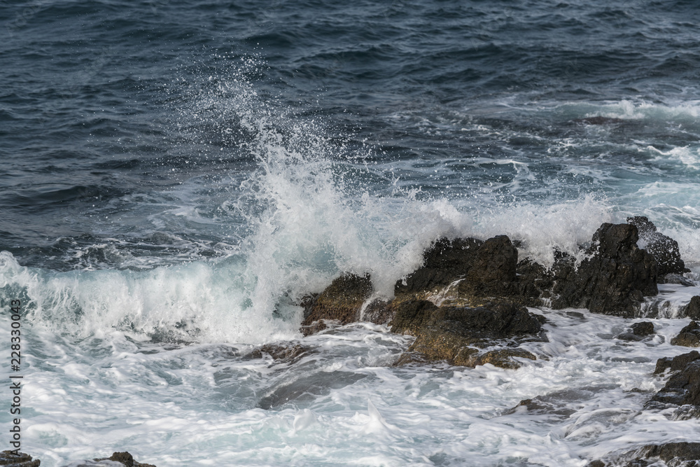 Fototapeta premium waves crashing on rocks