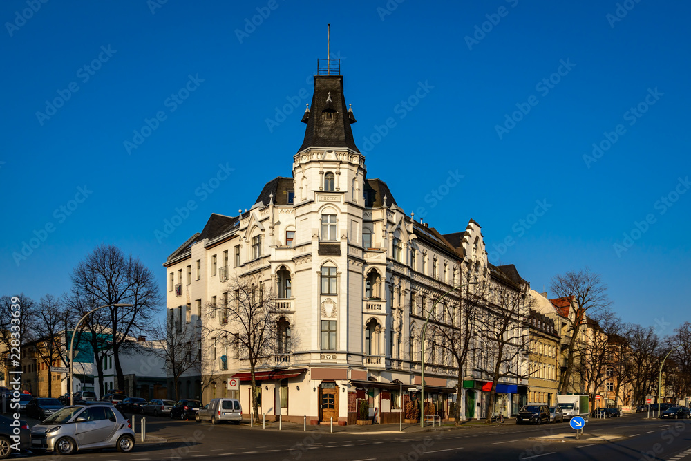 Denkmalgeschütztes Wohn- und Geschäftshaus der Jahrhundertwende mit Ornamentschmuck in Berlin-Neukölln