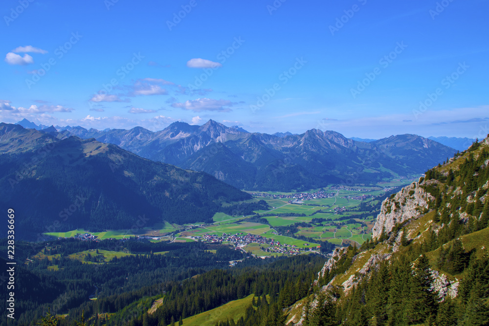 Fototapeta premium Hoch über dem Tannheimer tal