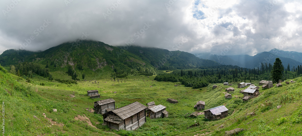 Obraz premium Gorgit highland with old houses and green valley in Blacksea region, Artvin, Turkey