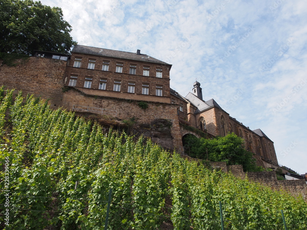 Kirche St. Laurentius - dem heiligen Laurentius gewidmete römisch-katholische Pfarrkirche in Saarburg 

