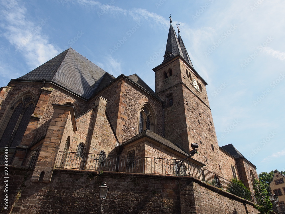 Kirche St. Laurentius - dem heiligen Laurentius gewidmete römisch-katholische Pfarrkirche in Saarburg 

