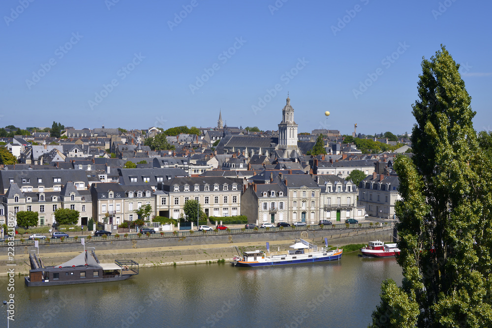 Fototapeta premium Widok z lotu ptaka miasta Angers z rzeką Maine i kościołem La Trinité w departamencie Maine-et-Loire, region Pays de la Loire, w zachodniej Francji, około 300 km (190 mil) na południowy zachód od Paryża