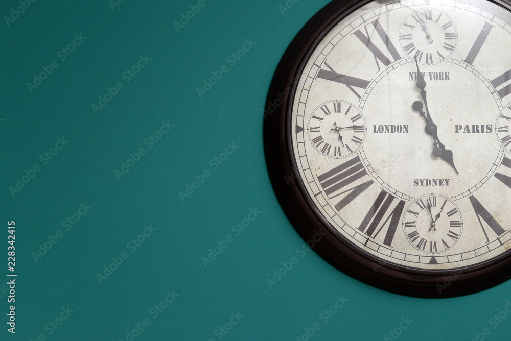 orologio da parete su sfondo verde Stock Photo | Adobe Stock