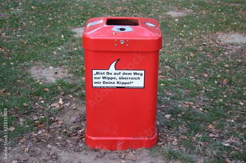 Roter Mülleimer