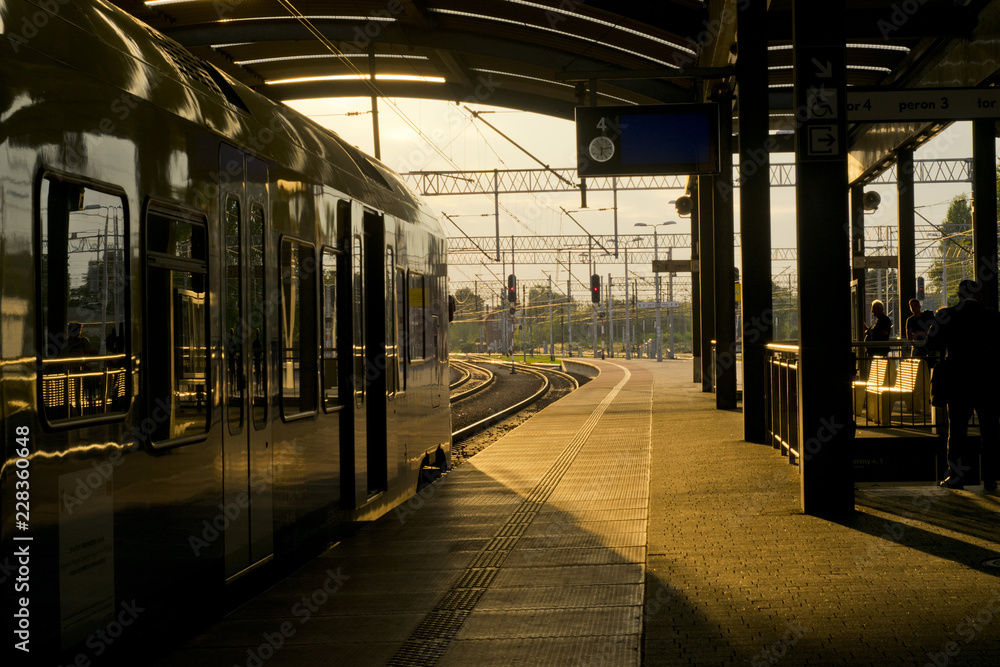 Fototapeta premium Railway station, train & sunset - dworzec kolejowy i pociąg o zachodzie Słońca