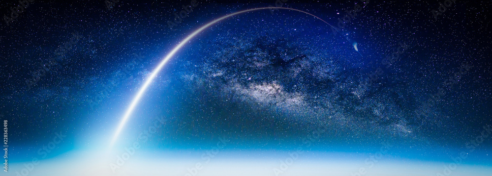 Obraz premium Krajobraz z galaktyką Drogi Mlecznej. Widok Ziemi z kosmosu z galaktyki Drogi Mlecznej. (Elementy tego zdjęcia dostarczone przez NASA)