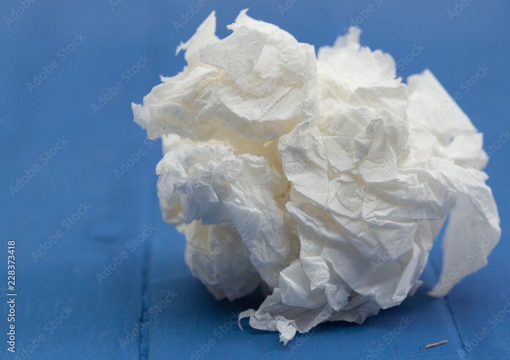 Obraz premium Crumpled paper on blue background