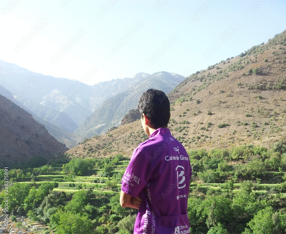 Naklejka premium tourist on top of mountain