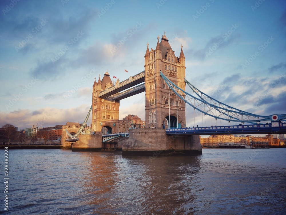 Obraz premium Tower Bridge w Londynie w Wielkiej Brytanii