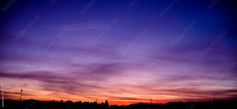 Sonnenuntergang in Blau und Rot mit Stadt Umrissen Sonnenuntergang in Blau und Rot mit Stadt Umrissen