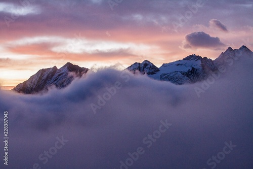 Wielki widok mgłowa dolina w Gran Paradiso parku narodowym, Alps, Włochy, dramatyczna scena, piękny świat. kolorowy jesienny poranek, malowniczy widok z pochmurnego nieba, majestatyczny świt w górskim krajobrazie