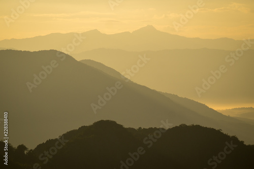 Bergkette zum Sonnenaufgang