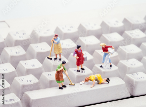 キーボードを掃除する人形たち