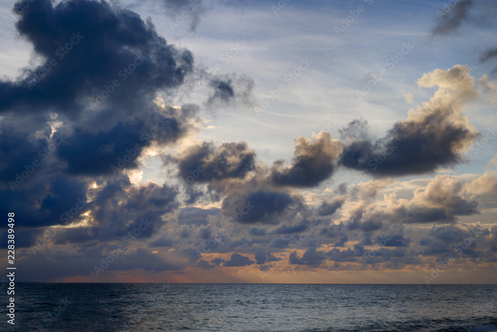 Naklejka premium Atardecer amenazando tormenta