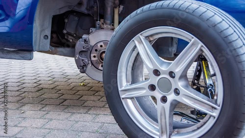 Reifenwechsel - Reifen wechsel am Auto photo