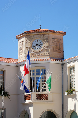 horloge de l'hôtel de ville des Sables d'Olonnes photo