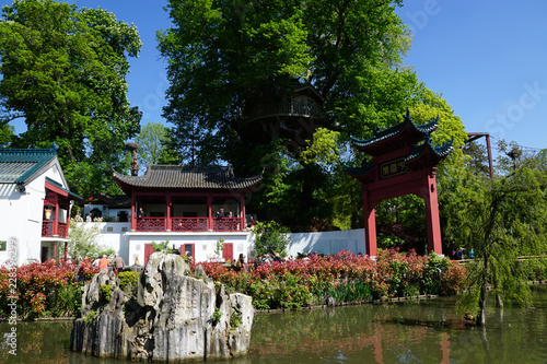 Jardin chinois dans le zoo Pairi Daiza photo