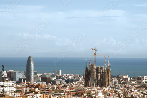 Vista de la ciudad de Barcelona con la sagrada familia en construcción.