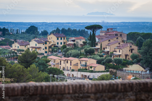 Blick über Montescudaio in der Toskana bis zum Mittelmeer