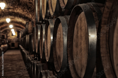 Foto Large wooden barrels in wine cellar, closeup