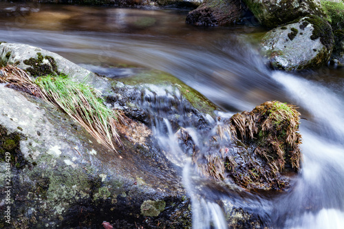 RÍO REVUELTO EN CASCADA CON ROCAS