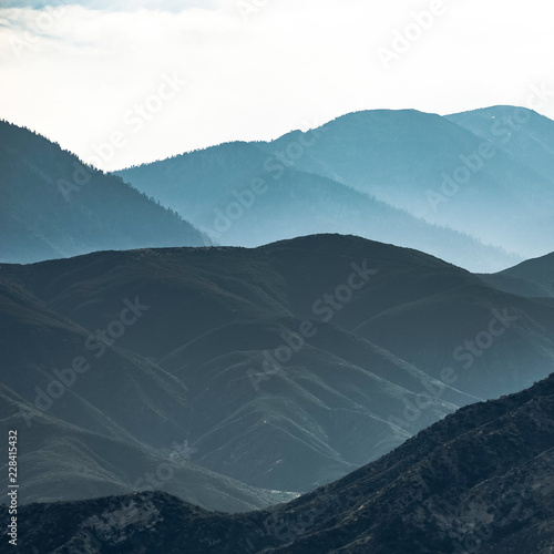Fototapeta Naklejka Na Ścianę i Meble -  A sihouetted mountain range in Ontario California