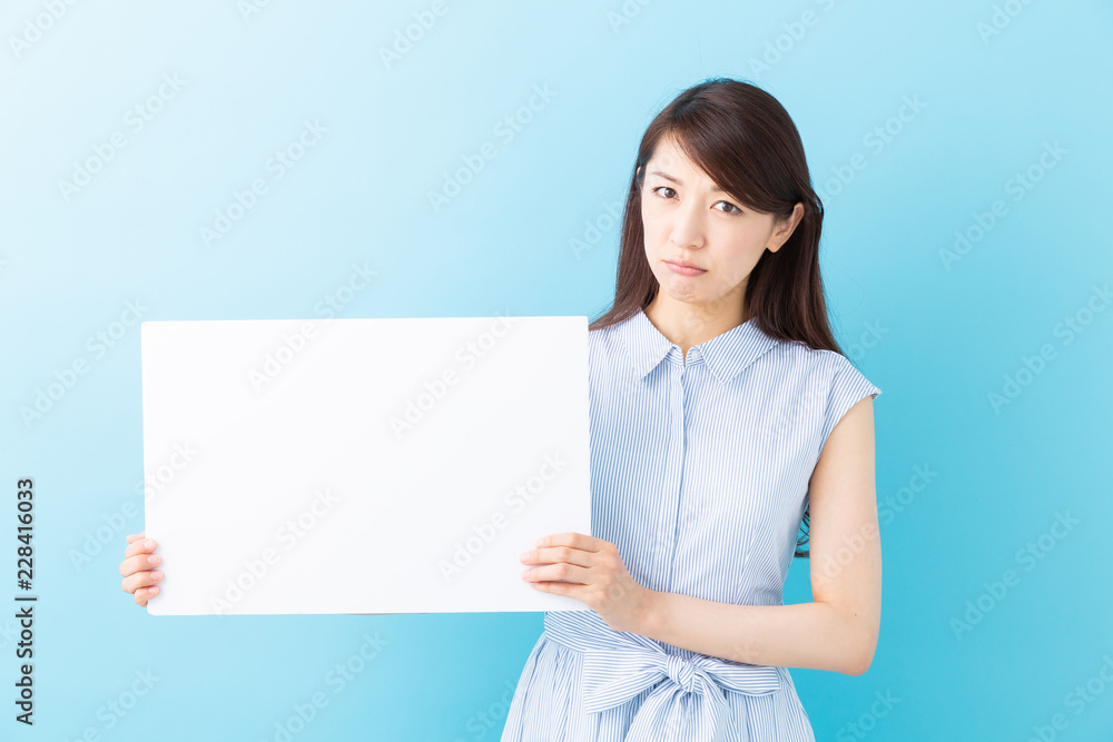 ホワイトボードを持つ女性 考える ホワイトボードを持つ女性 考える