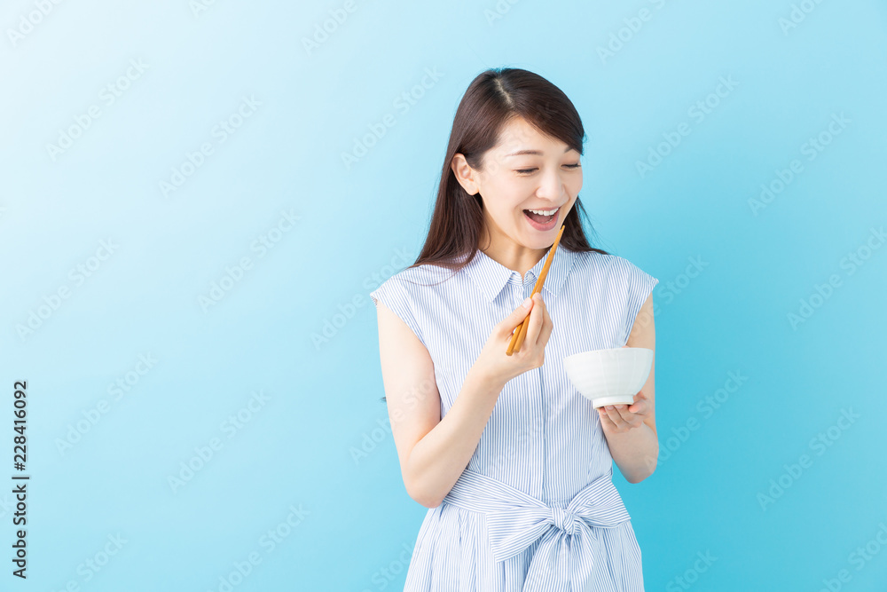 食事をする女性