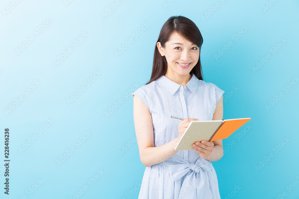 メモをする女性 メモをする女性