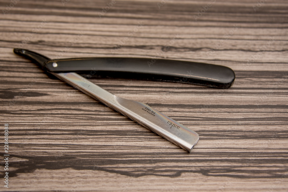 tijeras, navajas y peines para barberia y salon de belleza